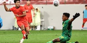 开云体育APP下载-表现不佳！向余望社媒被冲：发配海沟 大学校队水平 去踢苏超...