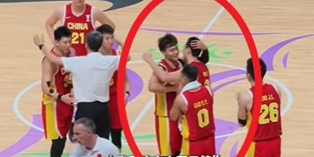 开云体育官网-这氛围爱了！错失绝杀后全队纷纷上前鼓励胡明轩 赵睿微笑拍头