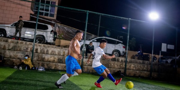 kaiyun-养牛、巡边、踢足球，他一样不差！