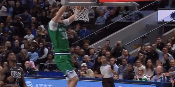 kaiyun-年轻气盛！克里斯蒂单手甩传很写意 弗拉格双手重扣打停篮网